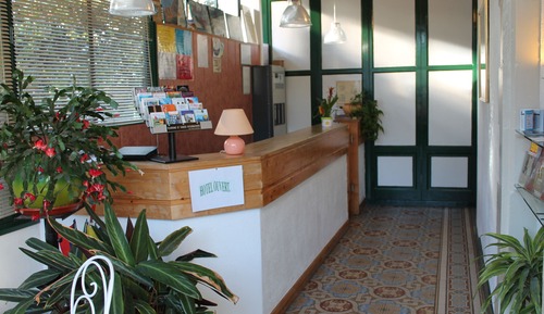 Chambre Standard avec lits jumeaux, salle de bains commune