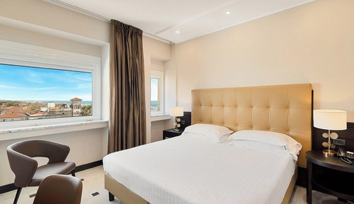 Chambre Double Supérieure, vue partielle sur la mer