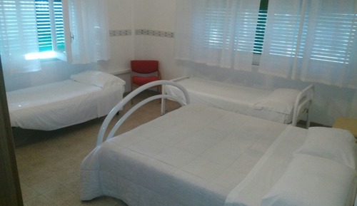 Habitación triple económica, vistas al jardín, en edificio anexo