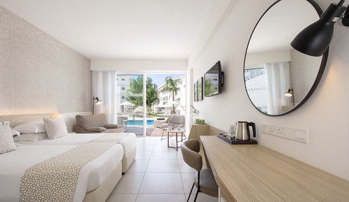 Chambre Standard Double ou avec lits jumeaux, accès piscine