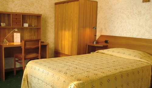 Chambre Simple Supérieure, 1 grand lit 1 place, non-fumeurs