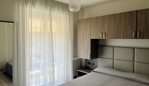 Chambre Double, 1 lit double, balcon, vue partielle sur le lac