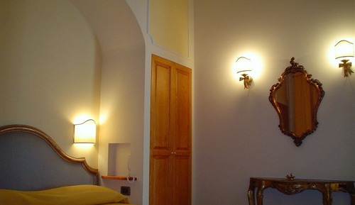 Chambre Double, salle de bains attenante, vue cour intérieure