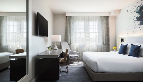 Chambre, 1 très grand lit (Rain Shower Mobility with Roll In)