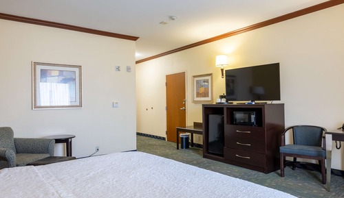 Chambre, 1 très grand lit, accessible aux personnes à mobilité réduite, baignoire