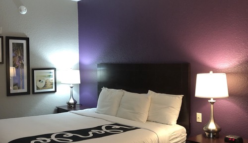 Chambre Deluxe, 1 très grand lit, non-fumeurs (Mobility/Hearing Impaired Accessible)