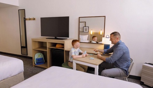 Chambre, 2 grands lits, accessible aux personnes à mobilité réduite, baignoire