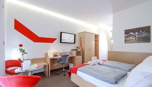Chambre Affaires, 1 très grand lit, vue jardin (Quiet Location)