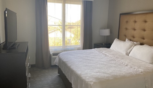 Suite, 1 très grand lit, accessible aux personnes à mobilité réduite, baignoire