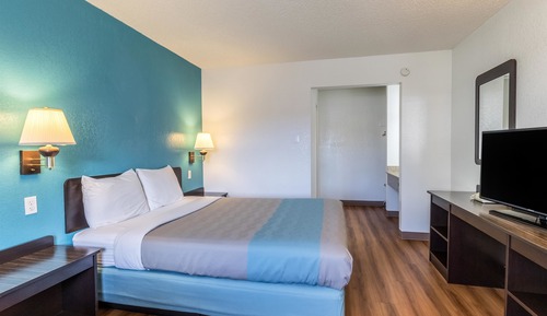 Chambre Deluxe, 1 grand lit, non-fumeurs, réfrigérateur et four à micro-ondes