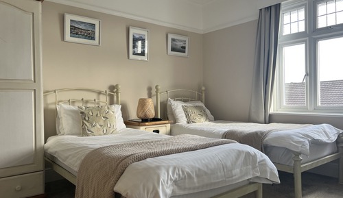 Chambre avec lits jumeaux, salle de bains attenante (Mevagissey Room)