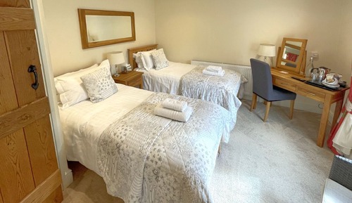 Chambre avec lits jumeaux, salle de bains attenante (Courtyard - Ground Floor)