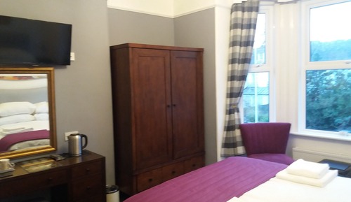Chambre Double, 1 très grand lit (Room 4, 1st floor)