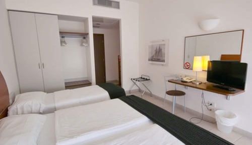 Chambre Triple, balcon, vue partielle sur la mer (frontal)