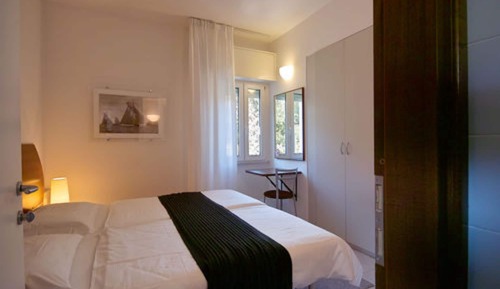 Chambre Double Économique (lateral garden view)
