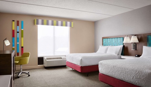 Chambre, 2 grands lits, accessible aux personnes à mobilité réduite, baignoire