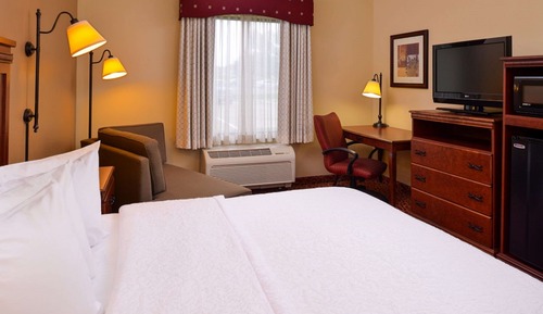 Chambre, 1 très grand lit, accessible aux personnes à mobilité réduite, baignoire
