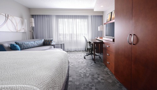 Chambre, 1 très grand lit et 1 canapé-lit (Mobility/Hearing Access, Roll-In Shwr)