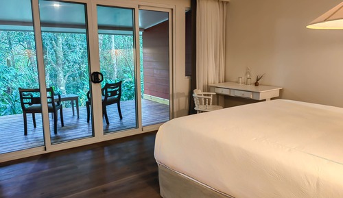 Manakin Family Suite