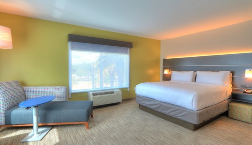 Chambre Standard, 1 très grand lit, baignoire à jets