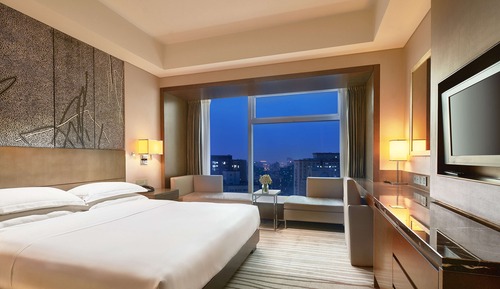 Chambre exécutive, très grand lit