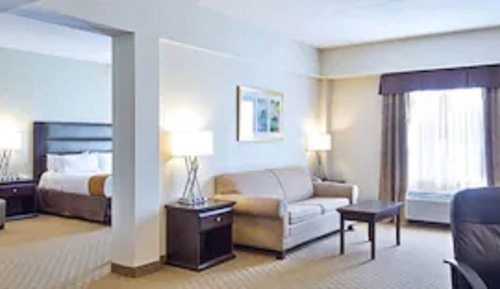 Suite, 1 très grand lit et 1 canapé-lit