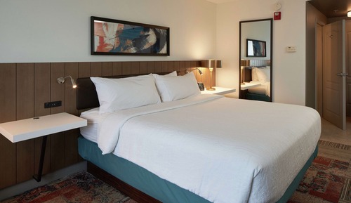 Chambre, 1 très grand lit, accessible aux personnes à mobilité réduite, baignoire