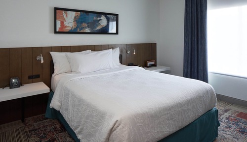 Suite Junior, 1 grand lit, accessible aux personnes à mobilité réduite, baignoire (Hearing)