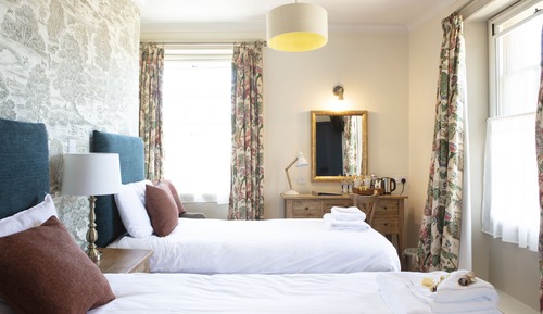 Chambre avec lits jumeaux, 2 lits une place, salle de bains attenante