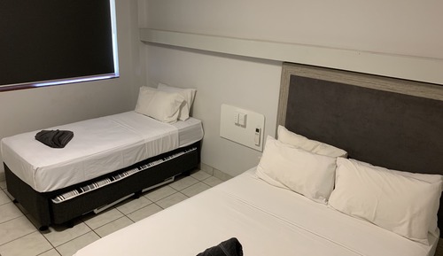 Studio Deluxe, plusieurs lits, réfrigérateur et four à micro-ondes, vue piscine