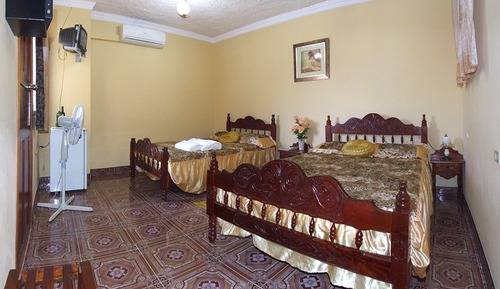 Chambre Familiale, 2 lits doubles, salle de bains privée, dans la tour