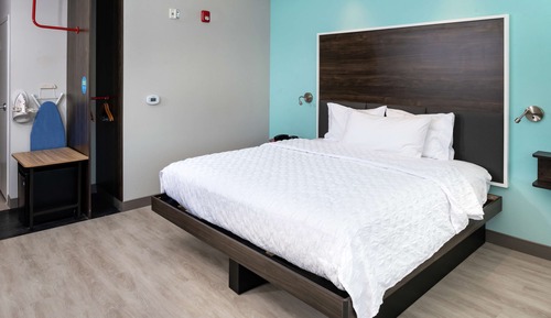Chambre, 1 très grand lit, accessible aux personnes à mobilité réduite, baignoire