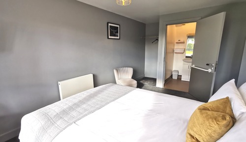 Chambre Quadruple Deluxe, 2 chambres, salle de bains attenante (Wing King Room 14-Ground Floor)