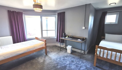Chambre Quadruple Deluxe, plusieurs lits, non-fumeurs (Wing King Room 13-Ground Floor)