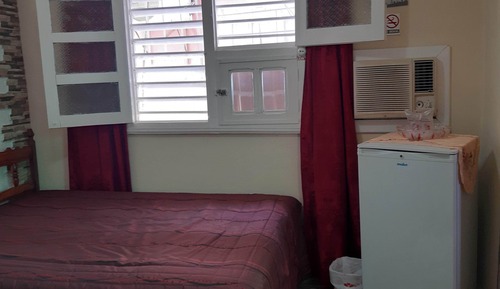 Chambre Triple, 2 lits doubles, fumeurs, salle de bains privée