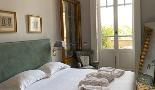 Chambre Classique, 1 grand lit, salle de bains attenante, vue mer