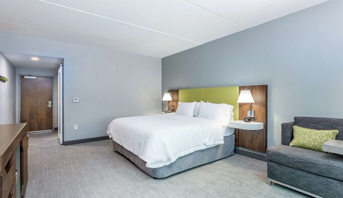 Chambre, 1 très grand lit, réfrigérateur