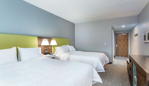 Chambre, 2 grands lits, réfrigérateur