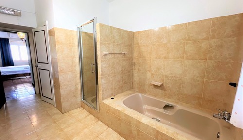 Chambre avec lits jumeaux, salle de bains privée