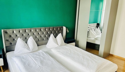 Chambre Quadruple Confort, salle de bains privée, vue ville (4-Bett Komfort Zimmer)