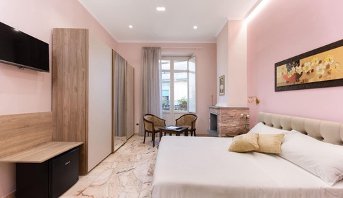 Chambre Élite, 1 grand lit, cheminée, vue ville