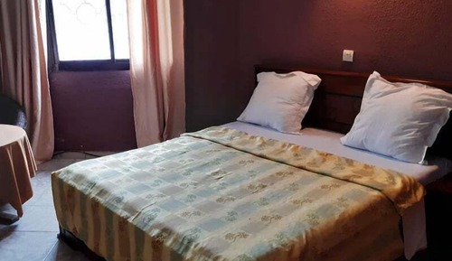 Chambre Double, 1 grand lit, vue ville