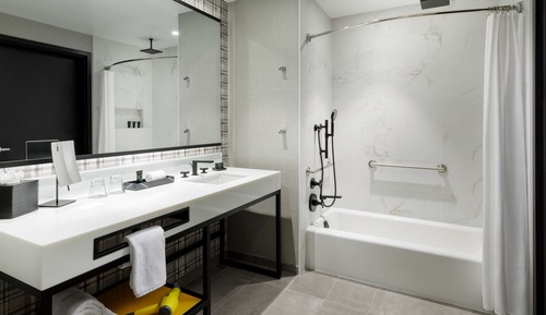 Chambre, 1 très grand lit et 1 canapé-lit, accessible aux personnes à mobilité réduite, baignoire