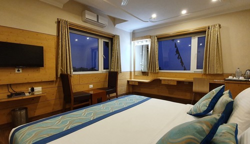 Chambre Supérieure, 1 très grand lit, vue vallée