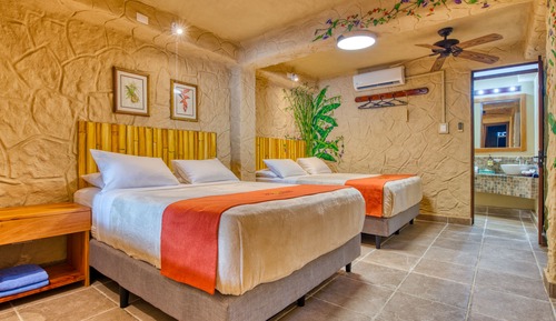 Chambre Quadruple, 2 grands lits, vue océan, côté jardin (Standard Beach Room)