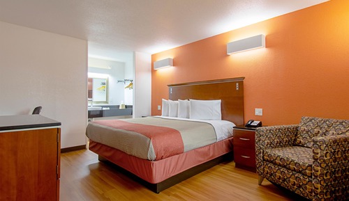 Chambre Standard, 1 très grand lit, fumeurs, réfrigérateur et four à micro-ondes