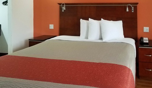 Chambre Standard, 1 très grand lit, non-fumeurs, réfrigérateur et four à micro-ondes