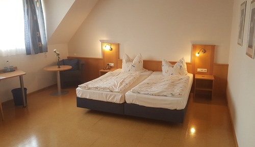 Chambre Double Standard, accessible aux personnes à mobilité réduite, salle de bains privée (OG 1)