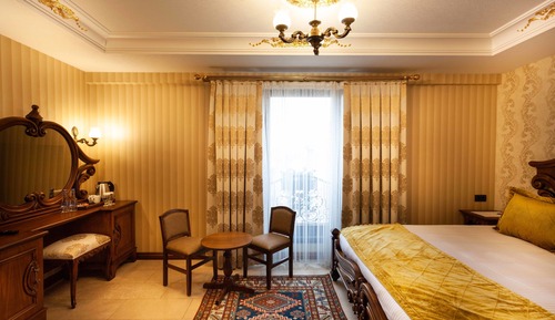Chambre Double Royale, 1 très grand lit, non-fumeurs, vue ville