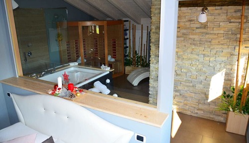 Chambre Deluxe, 1 grand lit, baignoire à jets